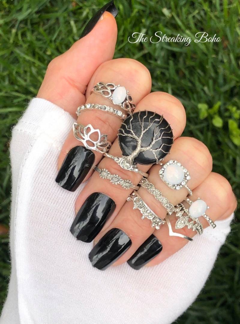 Das Gothic Boho Stapelring Set Mit Draht Gewickelt Schwarzer Onyx Baum Des Lebens Und Mondstein Das Gothic Boho Stapelring Set Mit Draht Gewickelt Schwarzer Onyx Baum Des Lebens Und Mondstein von TheStreakingBoho