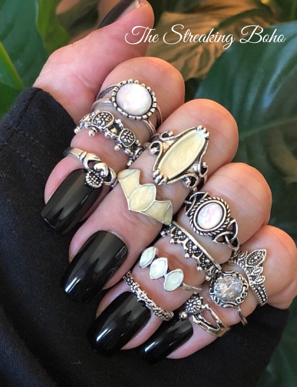 The Vampire Boho 12 Stück Midi Knuckle Ring Stacking Set Mit Sarg Und Fledermaus The Vampire Boho 12 Stück Midi Knuckle Ring Stacking Set Mit Sarg Und Fledermaus von TheStreakingBoho