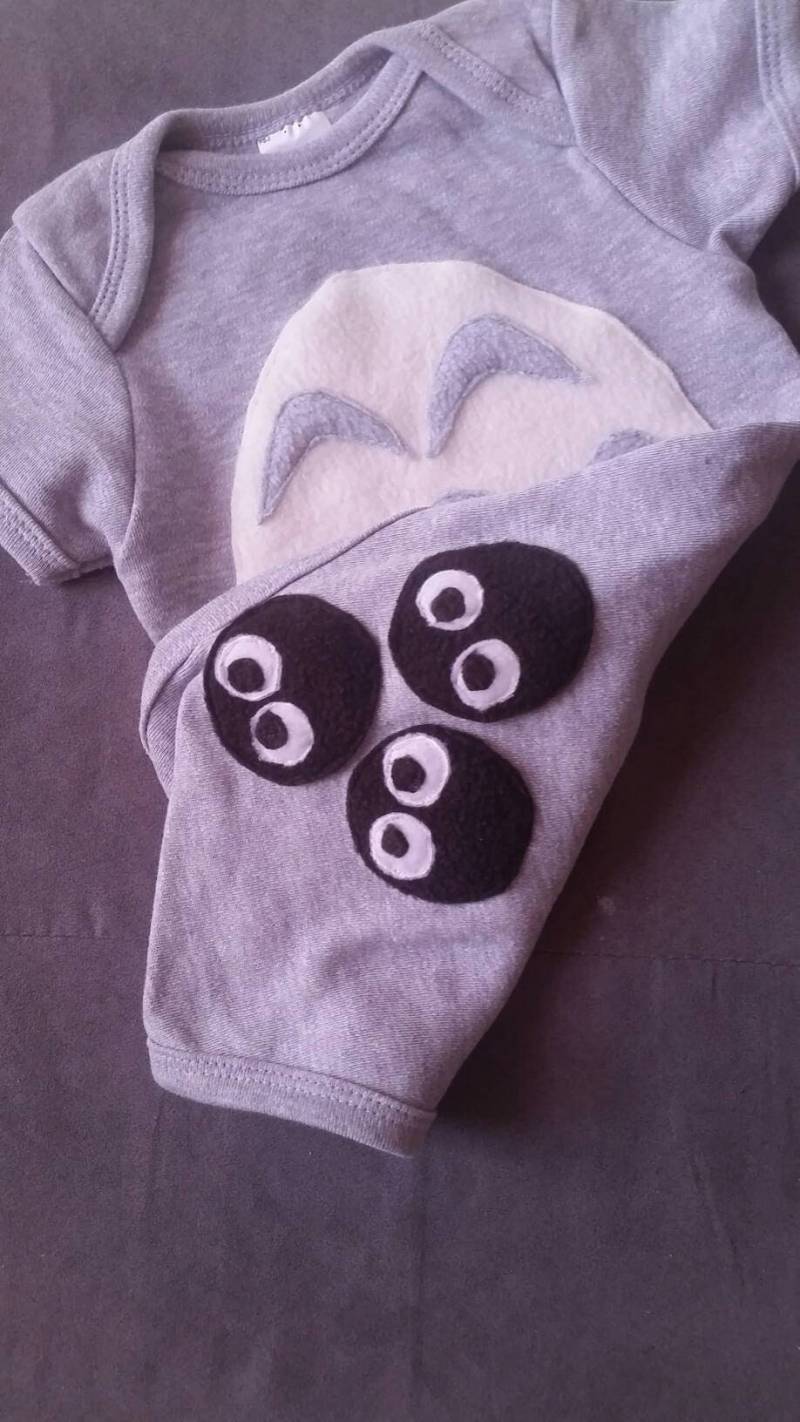 Totoro Kostüm Für Neugeborene Und Kleinkinder Mit Rußmännchen Totoro Kostüm Für Neugeborene Und Kleinkinder Mit Rußmännchen von TheStudioBella