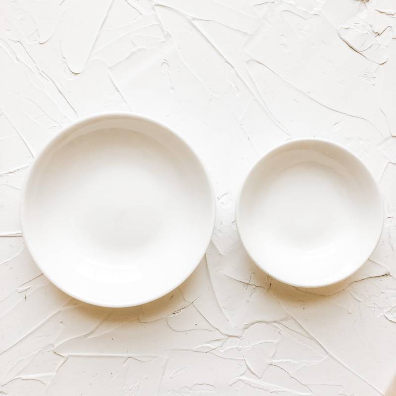 2Er Set Weiße Nesting Keramikschalen Für Fotografie Flatlays Und Requisiten von TheStylingSource