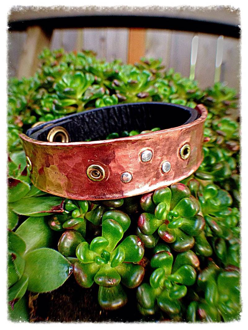 Gehämmerte Kupfer Und Silber Leder Manschetten Unisex Gehämmerte Kupfer Und Silber Leder Manschetten Unisex von TheSubmissiveStone