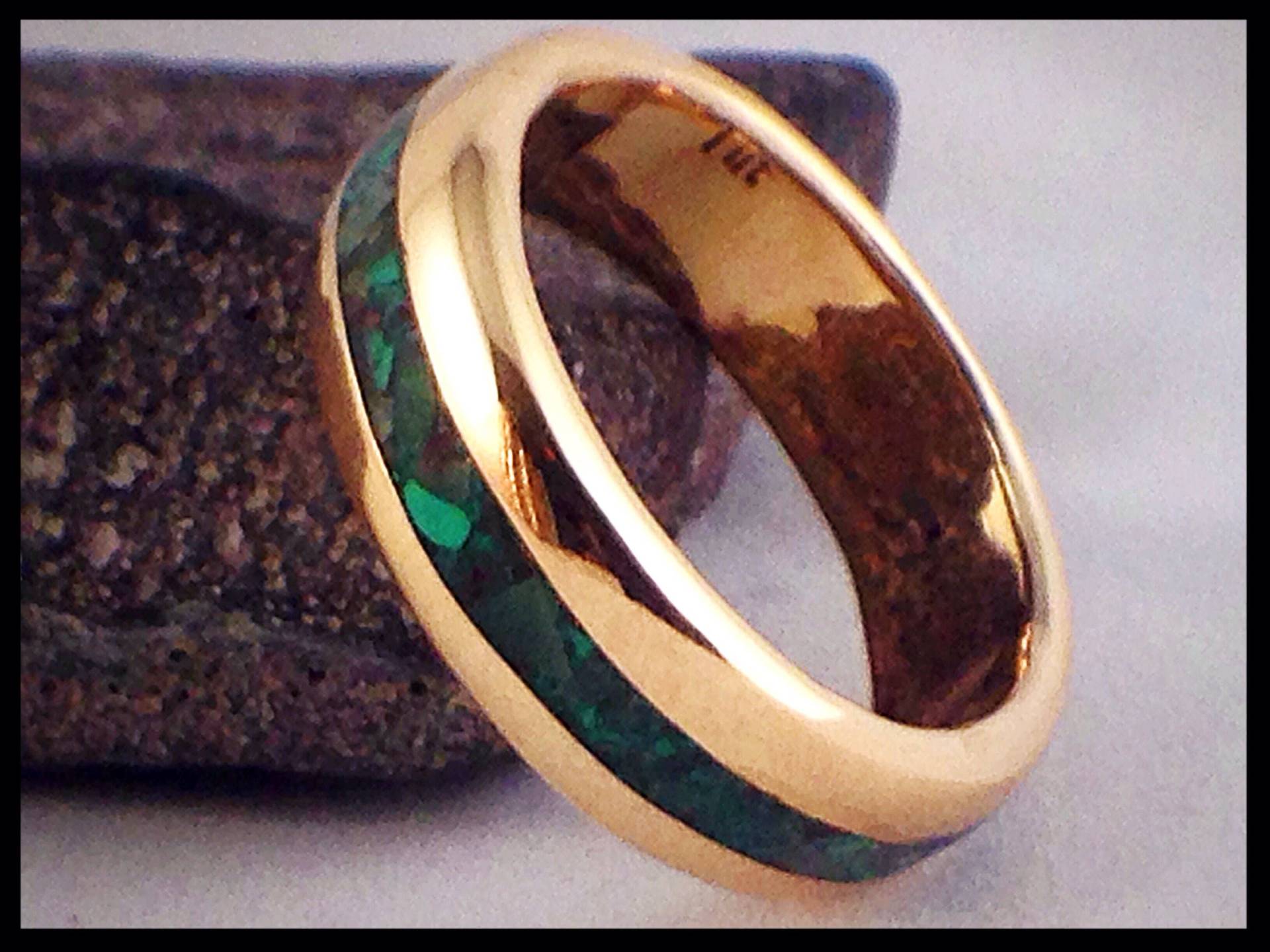Unisex Trauring W/Malachit Und Apfelgrüner Jade Inlay Unisex Trauring W/Malachit Und Apfelgrüner Jade Inlay von TheSubmissiveStone