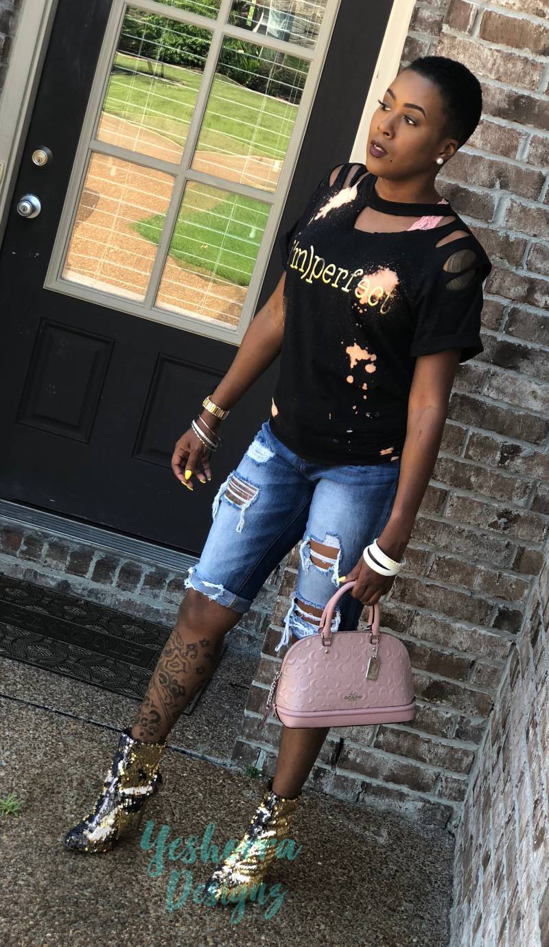 Gebleichtes Distressed & Ripped Vintage Look Grafik-T-Shirt, Unvollkommenes Hemd, Sei Du Selbst Gebleichtes Distressed & Ripped Vintage Look Grafik-T-Shirt, Unvollkommenes Hemd, Sei Du Selbst von TheTQueen