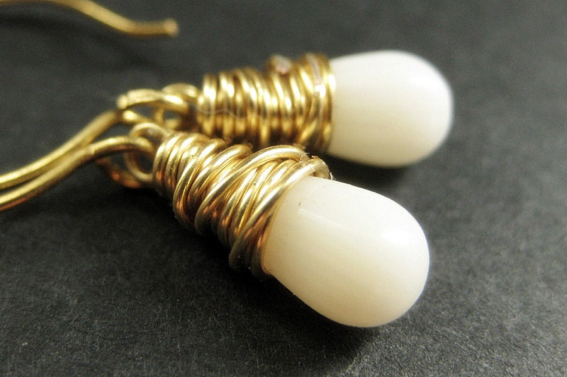 14K Gold Ohrringe - Weiße Korallen Ohrringe. Tropfen Draht Gewickelt Handmade Schmuck von TheTeardropShop