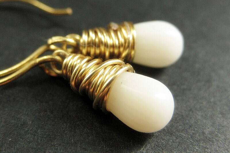 14K Gold Ohrringe - Weiße Korallen Ohrringe. Tropfen Draht Gewickelt Handmade Schmuck von TheTeardropShop