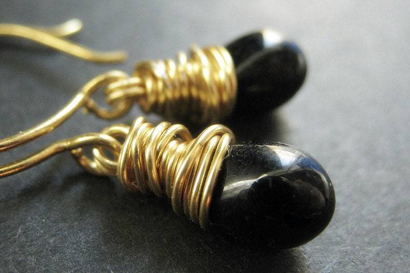 14K Gold Schwarze Ohrringe - Teardrop Ohrringe. Schwarz Draht Gewickelt Handmade Schmuck von TheTeardropShop