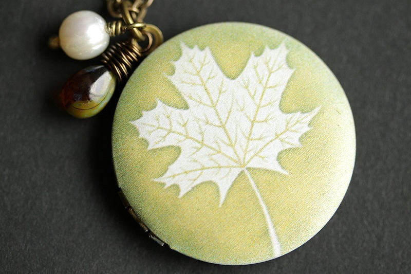 Ahornblatt Locket Halskette. Grüne Blatt-Halskette Mit Glastropfen Und Weißem Perlenanhänger. Foto-Medaillon. Bronze Kette von TheTeardropShop