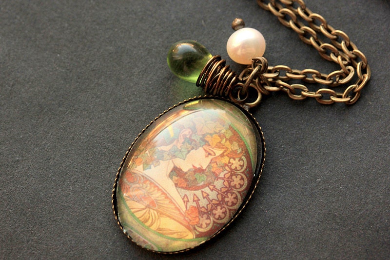 Alphonse Mucha Halskette. Efeu Anhänger Mit Grüner Tropfenperle Und Perle. Charm Tragbare Jugendstil Schmuckstücke. Handmade Schmuck von TheTeardropShop