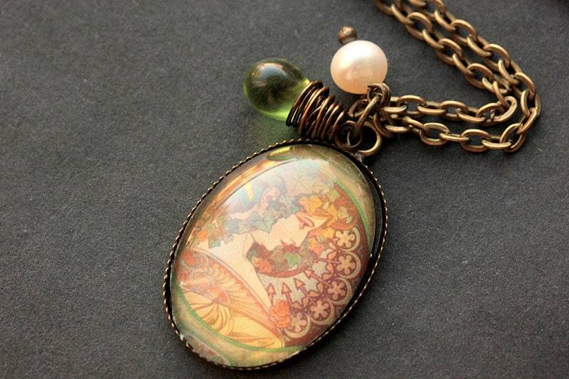 Alphonse Mucha Halskette. Efeu Anhänger Mit Grüner Tropfenperle Und Perle. Charm Tragbare Jugendstil Schmuckstücke. Handmade Schmuck von TheTeardropShop