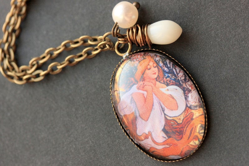 Alphonse Mucha Halskette. Frühlings-Anhänger Mit Weißer Koralle in Tropfenform Und Perle. Charm Tragbare Jugendstil Schmuckstücke. Handmade Schmuck von TheTeardropShop