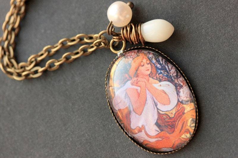 Alphonse Mucha Halskette. Frühlings-Anhänger Mit Weißer Koralle in Tropfenform Und Perle. Charm Tragbare Jugendstil Schmuckstücke. Handmade Schmuck von TheTeardropShop