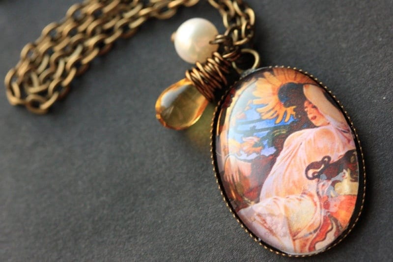 Alphonse Mucha Halskette. Sommerlicher Anhänger Mit Honigtropfen Und Perle. Charm Tragbare Jugendstil Schmuckstücke. Handarbeit von TheTeardropShop
