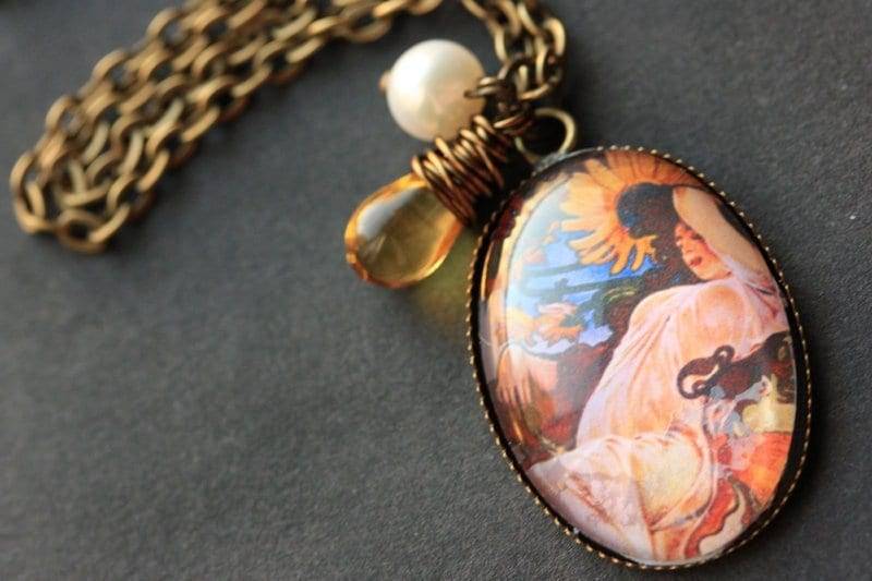Alphonse Mucha Halskette. Sommerlicher Anhänger Mit Honigtropfen Und Perle. Charm Tragbare Jugendstil Schmuckstücke. Handarbeit von TheTeardropShop