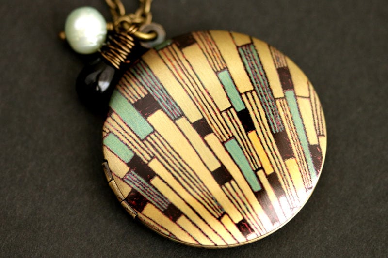 Art Deco Medaillon Halskette. Halskette Mit Schwarzer Träne Und Süßwasserperlenanhänger. Türkis Bronze-Medaillon von TheTeardropShop