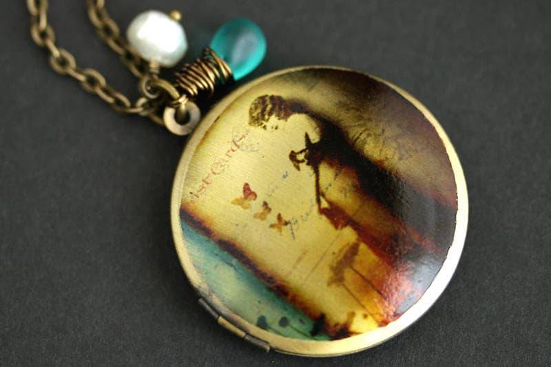 Auffällige Frauen-Medaillon-Halskette. 1920S Vintage Damen Halskette Mit Helltürkistropfen Und Süßwasserperle. Bronze-Medaillon von TheTeardropShop