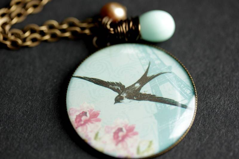 Aufsteigende Spatz Halskette. Vogel Anhänger Mit Blauer Träne Und Rosa Perle. Charm Bronze Kette von TheTeardropShop