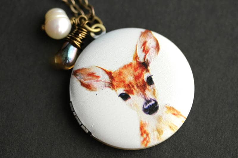 Baby Doe Locket Halskette. Reh Halskette Mit Hellbraun Träne Und Süsswasser Perle Anhänger. Bronze-Medaillon. Handmade Schmuck von TheTeardropShop