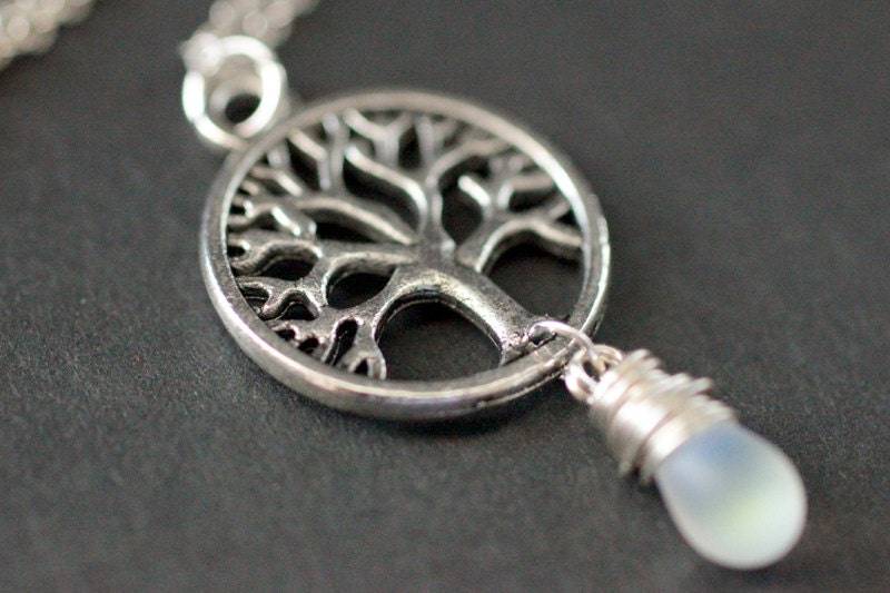 Baum Des Lebens Halskette in Silber. Halskette. Draht Gewickelt Frost Weiß Teardrop Handmade Schmuck von TheTeardropShop