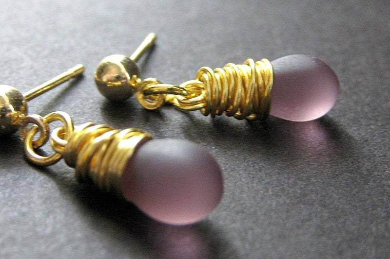 Baumeln Ohrringe Draht Gewickelt Bewölkt Lila Tropfen Ohrringe. Gold Ohrstecker. Handmade Schmuck von TheTeardropShop