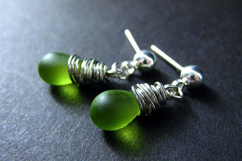 Baumeln Ohrringe Draht Gewickelt Frosted Grün Teardrop Ohrstecker. Handmade Schmuck von TheTeardropShop