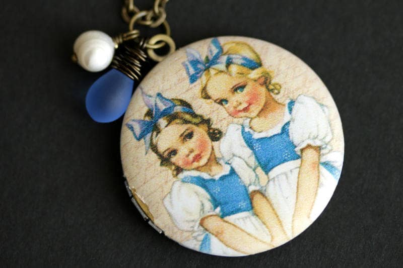 Beste Freunde Locket Halskette. Kleine Mädchen Schwestern Halskette Mit Himmelblauen Teardrop Und Süßwasserperlenanhänger. Bronze-Medaillon von TheTeardropShop