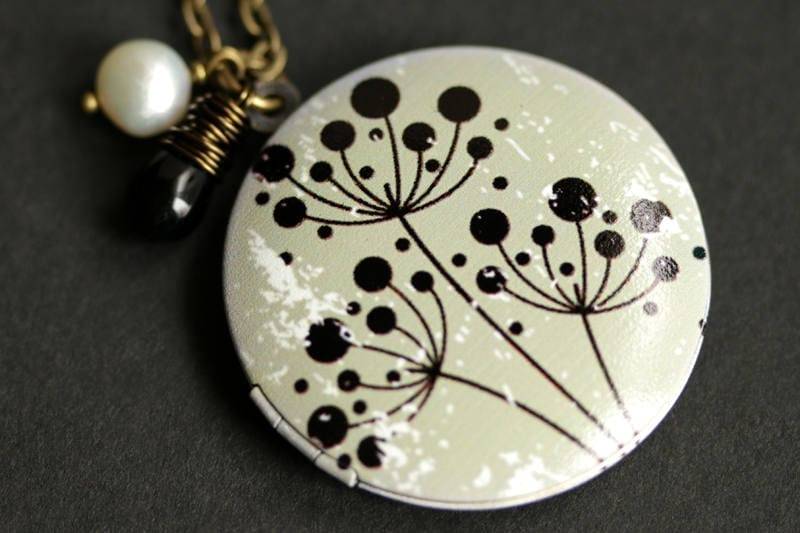 Beunruhigt Flora Locket Halskette. Pflanzenhalskette Mit Schwarzer Träne Und Grauer Süßwasser Perlen Anhänger. Graue Bronze-Medaillon von TheTeardropShop