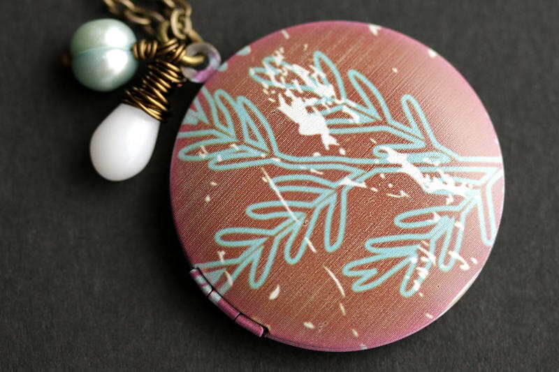 Beunruhigt Medaillon Halskette. Wald Baumzweig Halskette Mit Weißer Träne Und Aqua Süßwasser Perle. Handmade Schmuck von TheTeardropShop