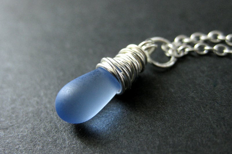 Bewölkt Blau Teardrop Halskette in Silber. Brautjungfer Schmuck. Draht Gewickelt Teardrop. Handgemachte Halskette von TheTeardropShop