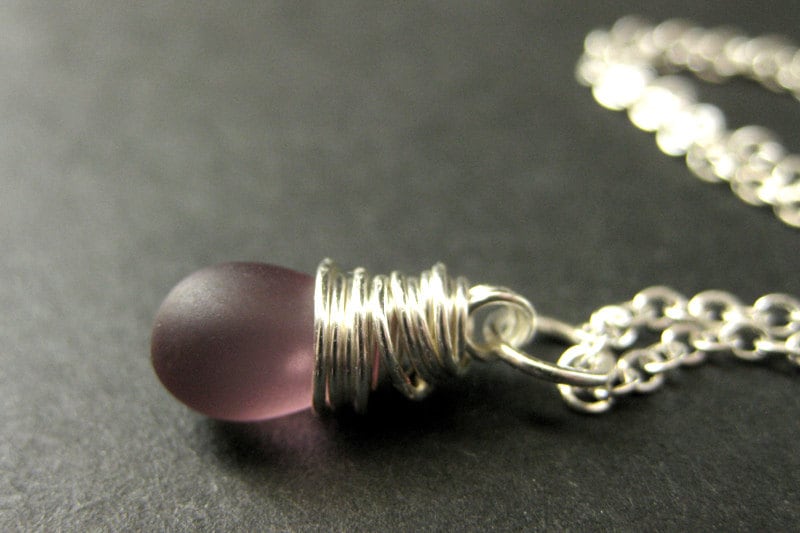 Bewölkt Lila Teardrop Halskette in Silber. Brautjungfer Schmuck. Draht Gewickelt Anhänger. Handgemachte Halskette von TheTeardropShop