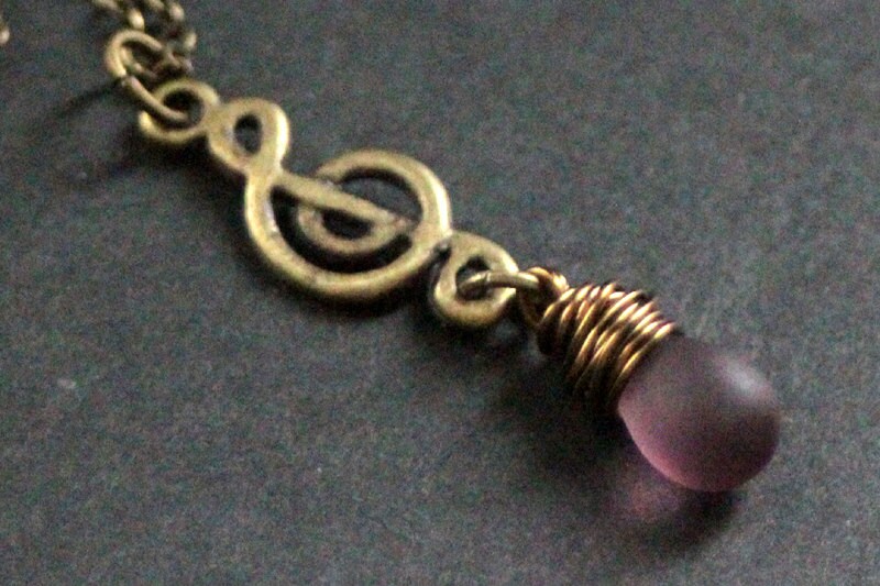 Bewölkt Lila Teardrop Halskette. Note Musik-Halskette. Violinschlüssel Halskette in Bronze. Handmade Schmuck von TheTeardropShop