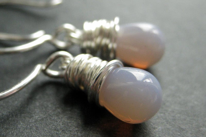 Blass Lavendel Opak Teardrop Ohrringe. Silberdraht Gewickelt Handmade Schmuck von TheTeardropShop