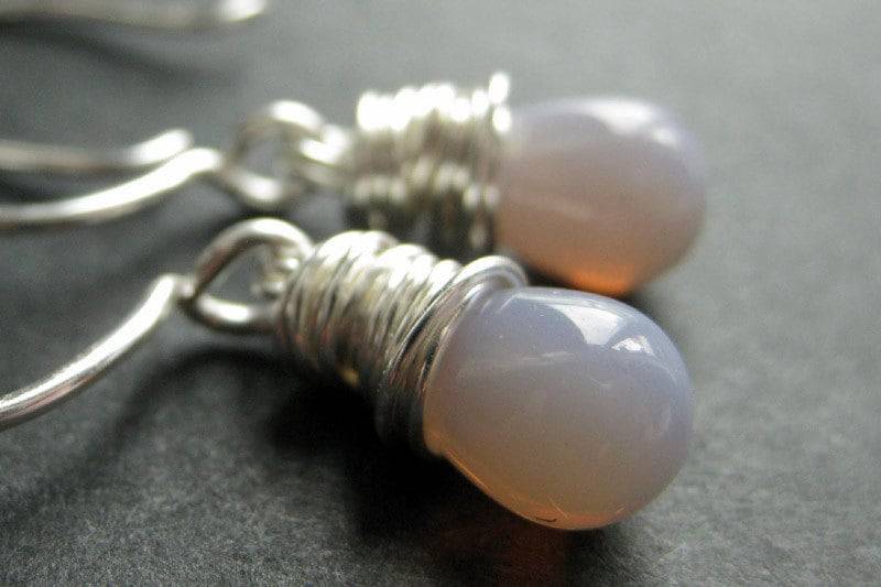 Blass Lavendel Opak Teardrop Ohrringe. Silberdraht Gewickelt Handmade Schmuck von TheTeardropShop