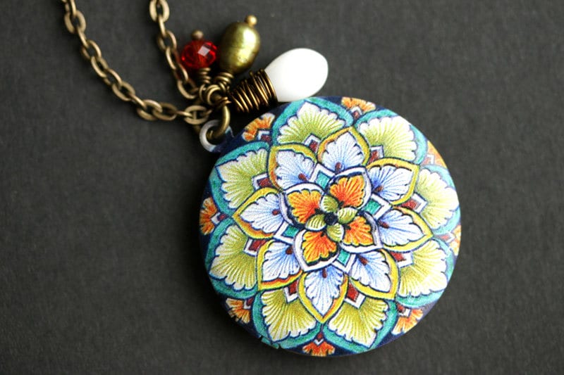 Blatt Mandala Locket Halskette. Grünes Halskette Mit Weißen Korallen Teardrop Und Süsswasser Perlen Charms. Orange Grüne von TheTeardropShop