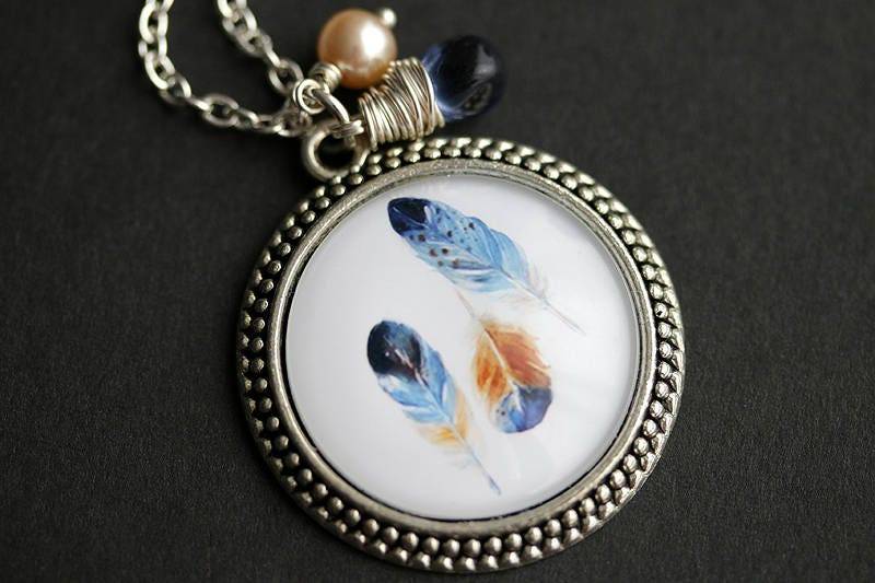 Blaue Federn Halskette. Anhänger Mit Dunkelblauer Träne Und Süsswasserperle Charm. Handgemachte von TheTeardropShop