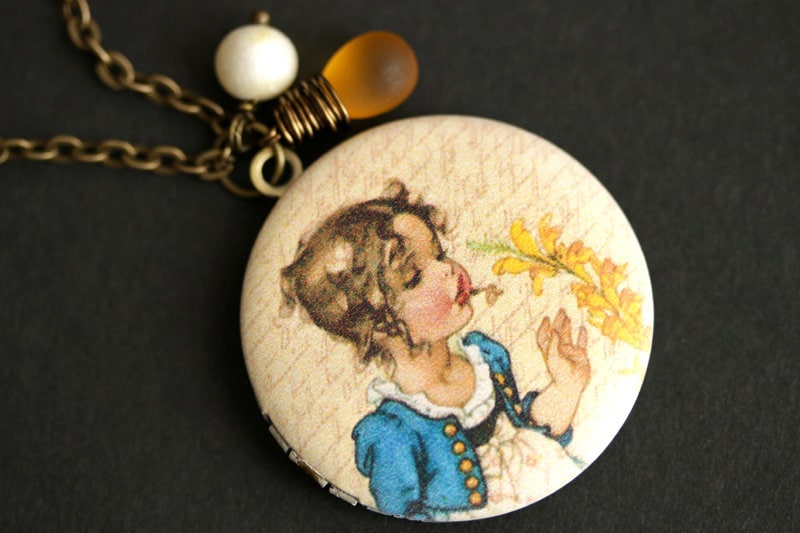 Blumen-Mädchen Locket Halskette. Vintage Mädchen Halskette Mit Honig Teardrop Und Weiße Perle Charm. Blau Gelbe Fotoschloss von TheTeardropShop