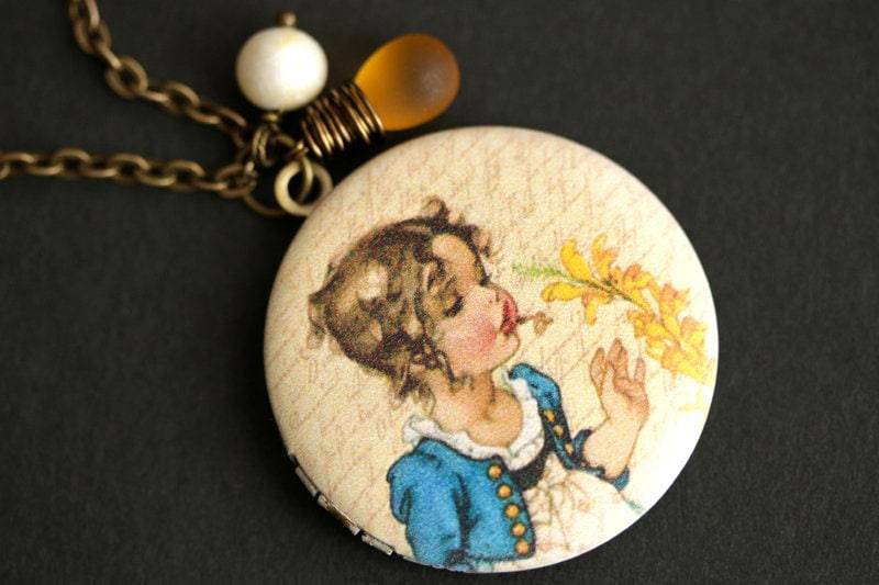 Blumen-Mädchen Locket Halskette. Vintage Mädchen Halskette Mit Honig Teardrop Und Weiße Perle Charm. Blau Gelbe Fotoschloss von TheTeardropShop