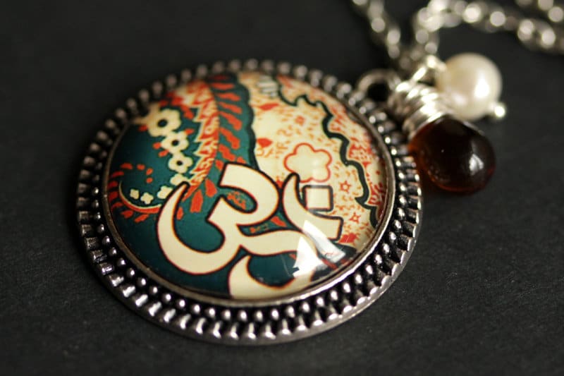 Boho Om Halskette. Anhänger Mit Süsswasserperle Und Brauner Träne. Om-Anhänger. Schmuck. Handgemachte von TheTeardropShop