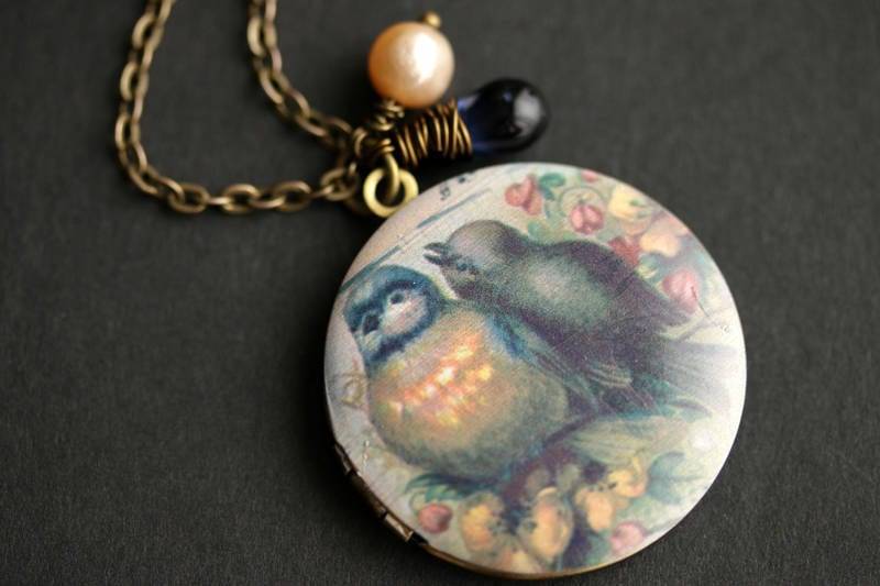 Braune Vögel Locket Halskette. Vogel Halskette Mit Dunkelblauem Teardrop Und Pfirsich Perlenanhänger. Bronze-Medaillon. Handmade Schmuck von TheTeardropShop