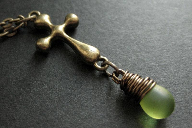 Bronze Kreuz Halskette. Gefrostete Grüne Teardrop-Anhänger-Halskette. Christliche Handmade Schmuck von TheTeardropShop