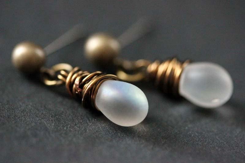 Bronze Ohrringe - Gefrostete Weiße Irisierende Teardrop-Ohrringe. Baumeln Ohrringe. Ohrstecker. Handmade Schmuck von TheTeardropShop