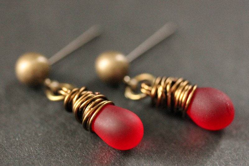 Bronze Ohrringe - Rote Tropfenförmige Ohrringe. Baumeln Post Handmade Schmuck von TheTeardropShop