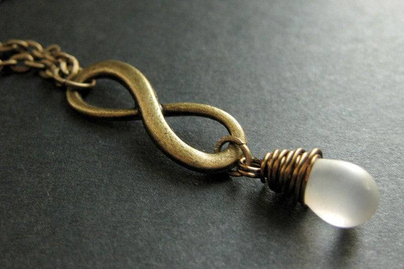 Bronze Unendlichkeit Symbol Halskette. Bewölkt Weiße Tropfen-Halskette. Draht Gewickelt Handmade Schmuck von TheTeardropShop