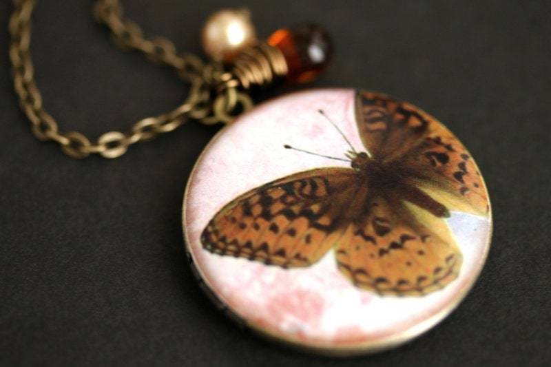 Brown Schmetterling Locket Halskette. Honig Halskette Mit Dunklem Träne Und Perle Anhänger. Foto-Medaillon. Bronze Kette von TheTeardropShop
