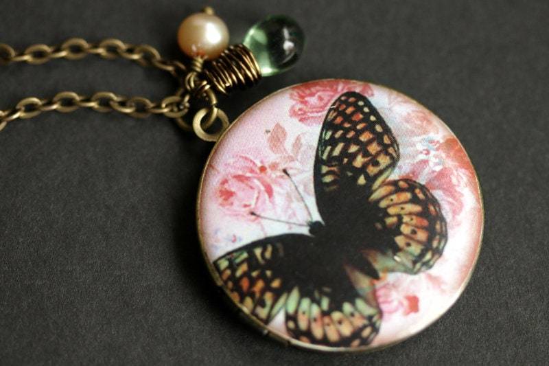 Bunte Schmetterling Locket Halskette. Honig Halskette Mit Grüner Träne Und Süßwasser Perle Charm. Foto-Medaillon. Braun von TheTeardropShop