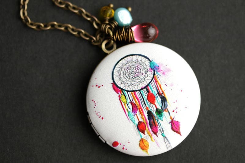 Bunte Traumfänger Medaillon Halskette. Halskette Mit Pink Teardrop, Gelber Kristall, Und Aqua Blauer Perlen Anhänger. Bronze-Medaillon von TheTeardropShop