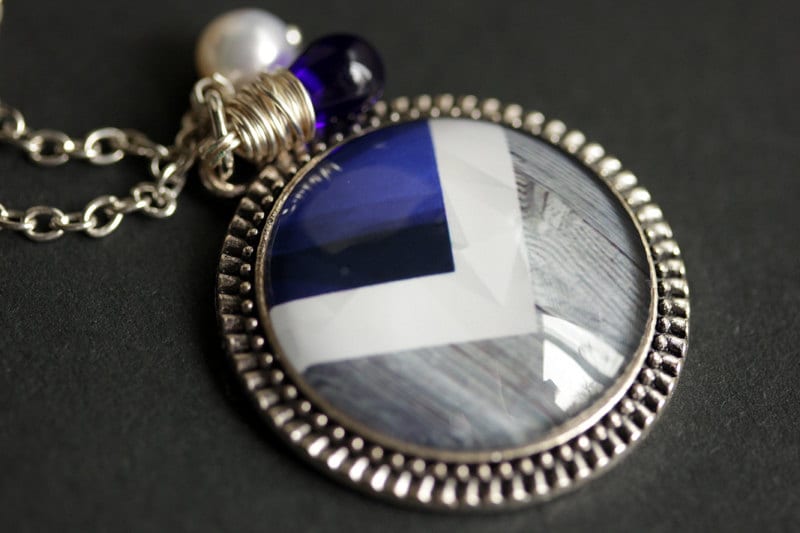 Cheveron Halskette. Grau, Weiß Und Blau Chevron Anhänger Mit Kobalt Teardrop Süßwasserperle. Blaue Handgemachte von TheTeardropShop