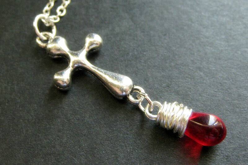 Christlichen Schmuck. Tropfen Anhänger Halskette. Rote Silber Kreuz Handmade von TheTeardropShop