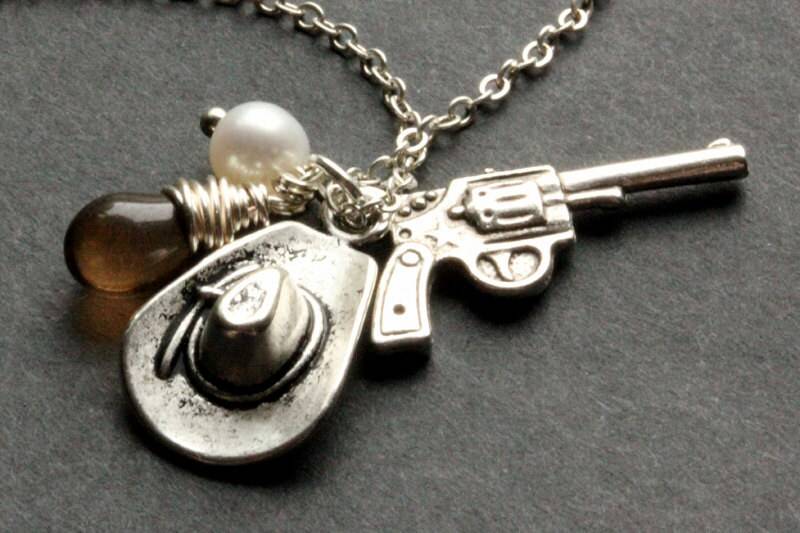 Cowboy Halskette. Cowgirl Halskette Aus Silber Mit Brauner Träne Und Süsswasserperle. Pistolen-Halskette. Cowboyhut-Halskette. Handmade Schmuck von TheTeardropShop
