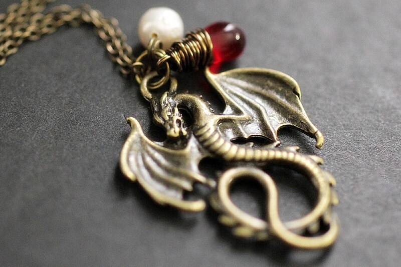 Drachen Halskette. Bronzefarbene Draco Halskette Mit Roter Träne Und Süßwasserperle. Handmade Schmuck von TheTeardropShop