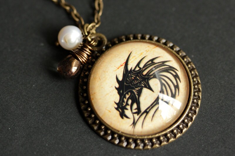 Drachen Halskette. Mittelalterlicher Drachen-Anhänger Mit Kupferfarbener Träne Und Süßwasserperlen-Charm. Bronze Kette. Handgemachte von TheTeardropShop